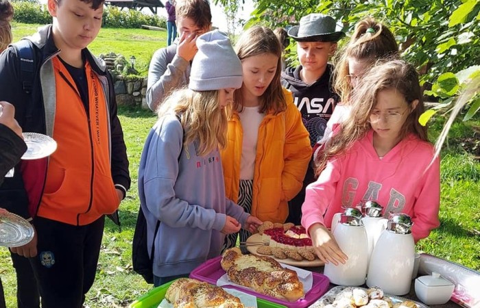 Dzisiejsze przedpołudnie spędziliśmy w magicznym klimacie Zagrody Edukacyjnej Ziołowy Dzbanek w Sąpach. Motaliśmy lalki i tworzyliśmy mydło. Wszędzie były lniane akcenty. Nawet w pysznym posiłku po zakończonych warsztatach. Po południu bawiliśmy się w pasłęckim Parku Ekologicznym na pikniku rodzinnym. Rodzice uczniów 7a przygotowali pyszne jedzenie, fantastyczne zabawy. Nasi goście mogli spróbować polskiego bigosu, pierogów i chleba ze smalcem oraz skosztować smacznych ciast. Na spotkaniu gościliśmy Zastępcę Burmistrza Pana Marka Sarnowskiego i naszą Panią Dyrektor Agnieszkę Cieklińską. Podczas wspólnych zabaw coraz mniej przeszkadzała nam bariera językowa. To był kolejny fantastyczny dzień. Dziękujemy Rodzicom 7a za przygotowanie ekstra imprezy!!!