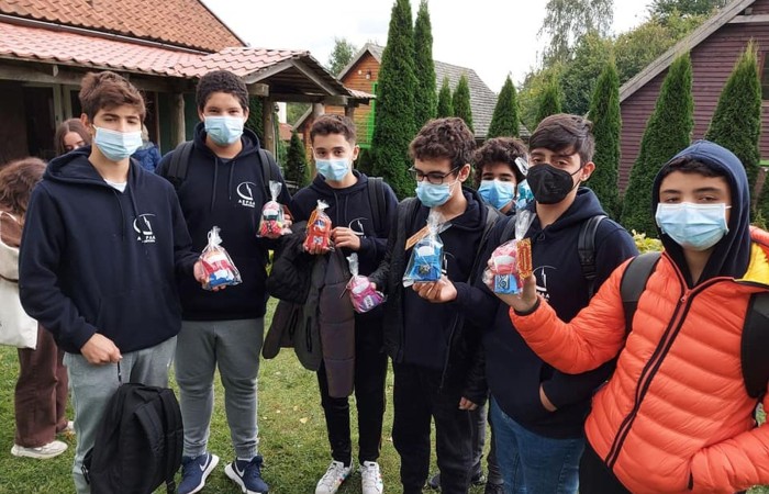 Dzisiejsze przedpołudnie spędziliśmy w magicznym klimacie Zagrody Edukacyjnej Ziołowy Dzbanek w Sąpach. Motaliśmy lalki i tworzyliśmy mydło. Wszędzie były lniane akcenty. Nawet w pysznym posiłku po zakończonych warsztatach. Po południu bawiliśmy się w pasłęckim Parku Ekologicznym na pikniku rodzinnym. Rodzice uczniów 7a przygotowali pyszne jedzenie, fantastyczne zabawy. Nasi goście mogli spróbować polskiego bigosu, pierogów i chleba ze smalcem oraz skosztować smacznych ciast. Na spotkaniu gościliśmy Zastępcę Burmistrza Pana Marka Sarnowskiego i naszą Panią Dyrektor Agnieszkę Cieklińską. Podczas wspólnych zabaw coraz mniej przeszkadzała nam bariera językowa. To był kolejny fantastyczny dzień. Dziękujemy Rodzicom 7a za przygotowanie ekstra imprezy!!!