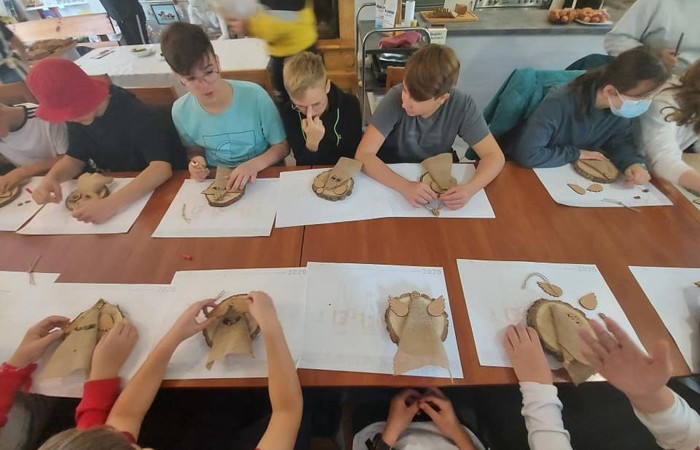 Dzisiaj zwiedzamy Olsztyn szlakiem św.Jakuba. Stolica naszego województwa przywitała nas pięknym słońcem. Uczstnicy projektu poznali zabytki Olsztyna, odwiedzili Mikołaja Kopernika, siedzibę Gazety Olsztyńskie a  podczas wizyty na zamku niektórych udało się zakuć w dyby. Po intensywnym zwiedzaniu przyszedł czas relaksu -piknik nad jeziorem Ukiel.