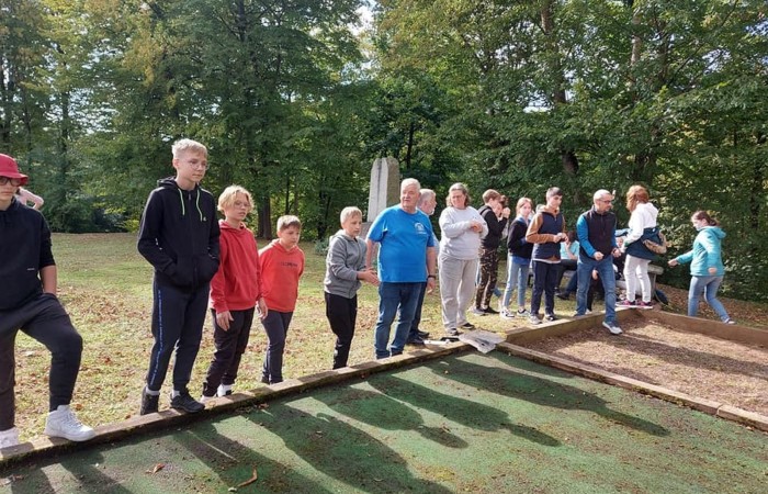 Dzisiaj zwiedzamy Olsztyn szlakiem św.Jakuba. Stolica naszego województwa przywitała nas pięknym słońcem. Uczstnicy projektu poznali zabytki Olsztyna, odwiedzili Mikołaja Kopernika, siedzibę Gazety Olsztyńskie a  podczas wizyty na zamku niektórych udało się zakuć w dyby. Po intensywnym zwiedzaniu przyszedł czas relaksu -piknik nad jeziorem Ukiel.