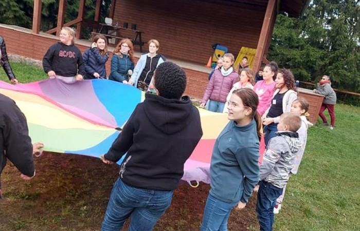 Piękna pogoda sprzyjała naszym dzisiejszym działaniom. Byliśmy w anielskiej wiosce czyli w Aniołowie. Mieszkańcy Aniołowa powitali nas swoimi lokalnymi specjałami czyli anielskimi ruchańcami i chlebem ze smalcem. Dla łasuchów były też domowe powidła. W świetlicy 