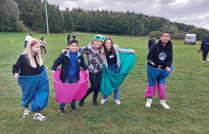 Piękna pogoda sprzyjała naszym dzisiejszym działaniom. Byliśmy w anielskiej wiosce czyli w Aniołowie. Mieszkańcy Aniołowa powitali nas swoimi lokalnymi specjałami czyli anielskimi ruchańcami i chlebem ze smalcem. Dla łasuchów były też domowe powidła. W świetlicy 