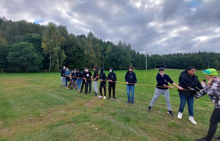 Piękna pogoda sprzyjała naszym dzisiejszym działaniom. Byliśmy w anielskiej wiosce czyli w Aniołowie. Mieszkańcy Aniołowa powitali nas swoimi lokalnymi specjałami czyli anielskimi ruchańcami i chlebem ze smalcem. Dla łasuchów były też domowe powidła. W świetlicy 