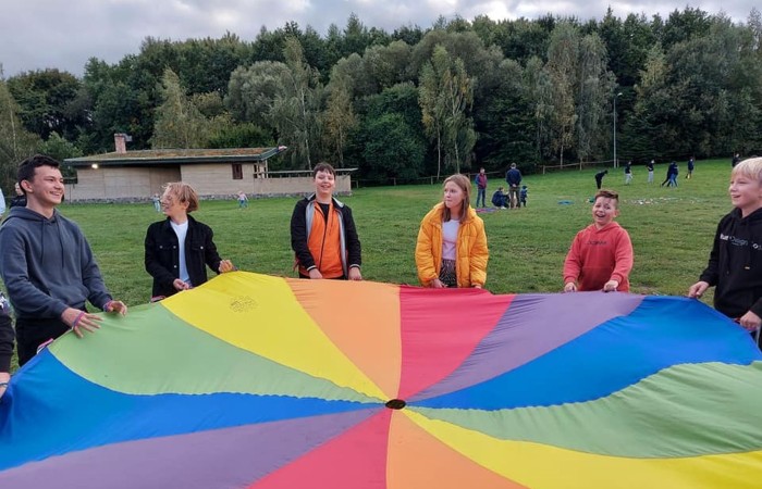 Piękna pogoda sprzyjała naszym dzisiejszym działaniom. Byliśmy w anielskiej wiosce czyli w Aniołowie. Mieszkańcy Aniołowa powitali nas swoimi lokalnymi specjałami czyli anielskimi ruchańcami i chlebem ze smalcem. Dla łasuchów były też domowe powidła. W świetlicy 