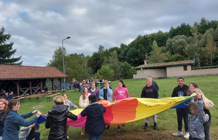 Piękna pogoda sprzyjała naszym dzisiejszym działaniom. Byliśmy w anielskiej wiosce czyli w Aniołowie. Mieszkańcy Aniołowa powitali nas swoimi lokalnymi specjałami czyli anielskimi ruchańcami i chlebem ze smalcem. Dla łasuchów były też domowe powidła. W świetlicy 