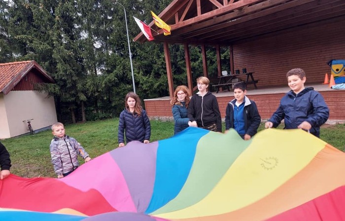 Piękna pogoda sprzyjała naszym dzisiejszym działaniom. Byliśmy w anielskiej wiosce czyli w Aniołowie. Mieszkańcy Aniołowa powitali nas swoimi lokalnymi specjałami czyli anielskimi ruchańcami i chlebem ze smalcem. Dla łasuchów były też domowe powidła. W świetlicy 