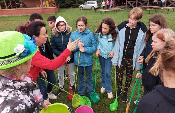 Piękna pogoda sprzyjała naszym dzisiejszym działaniom. Byliśmy w anielskiej wiosce czyli w Aniołowie. Mieszkańcy Aniołowa powitali nas swoimi lokalnymi specjałami czyli anielskimi ruchańcami i chlebem ze smalcem. Dla łasuchów były też domowe powidła. W świetlicy 