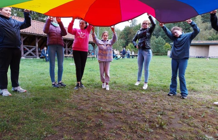 Piękna pogoda sprzyjała naszym dzisiejszym działaniom. Byliśmy w anielskiej wiosce czyli w Aniołowie. Mieszkańcy Aniołowa powitali nas swoimi lokalnymi specjałami czyli anielskimi ruchańcami i chlebem ze smalcem. Dla łasuchów były też domowe powidła. W świetlicy 