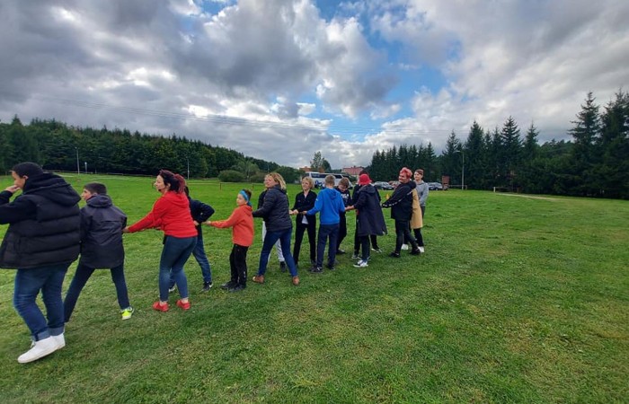 Piękna pogoda sprzyjała naszym dzisiejszym działaniom. Byliśmy w anielskiej wiosce czyli w Aniołowie. Mieszkańcy Aniołowa powitali nas swoimi lokalnymi specjałami czyli anielskimi ruchańcami i chlebem ze smalcem. Dla łasuchów były też domowe powidła. W świetlicy 