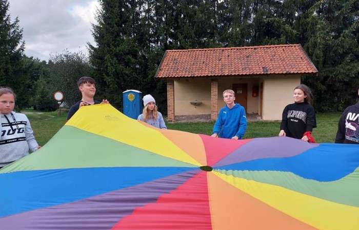 Piękna pogoda sprzyjała naszym dzisiejszym działaniom. Byliśmy w anielskiej wiosce czyli w Aniołowie. Mieszkańcy Aniołowa powitali nas swoimi lokalnymi specjałami czyli anielskimi ruchańcami i chlebem ze smalcem. Dla łasuchów były też domowe powidła. W świetlicy 