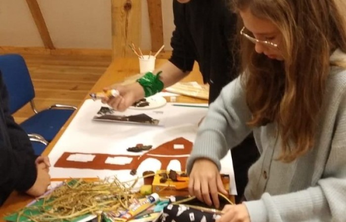 Kolejny dzień w Olsztynku pełen wrażeń za nami. Dzisiaj uczniowie odwiedzili wystawę malarstwa Janusza Oskara Knorowskiego 