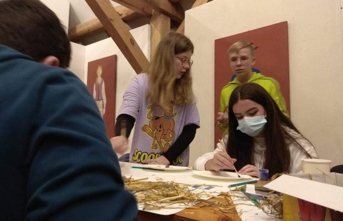 Kolejny dzień w Olsztynku pełen wrażeń za nami. Dzisiaj uczniowie odwiedzili wystawę malarstwa Janusza Oskara Knorowskiego 