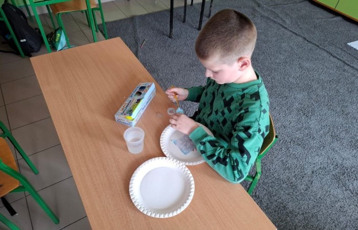 Nasi uczniowie po raz kolejny pokazali, jak ogromny potencjał twórczy w nich drzemie. Tym razem inspirowali się pięknem natury przez cały rok, tworząc niezwykłe prace plastyczne, pełne kolorów i wrażeń. W ramach zajęć „Młody Odkrywca” losowali różne motywy związane z naturą, a następnie rozwijali je malując farbami. Efekty? Przepiękne, pełne życia i wyjątkowe.
Dziękujemy wszystkim uczestnikom zajęć za zaangażowanie i gratulujemy tych niesamowitych dzieł.
