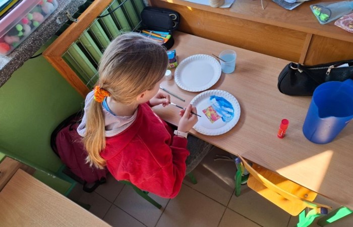 Nasi uczniowie po raz kolejny pokazali, jak ogromny potencjał twórczy w nich drzemie. Tym razem inspirowali się pięknem natury przez cały rok, tworząc niezwykłe prace plastyczne, pełne kolorów i wrażeń. W ramach zajęć „Młody Odkrywca” losowali różne motywy związane z naturą, a następnie rozwijali je malując farbami. Efekty? Przepiękne, pełne życia i wyjątkowe.
Dziękujemy wszystkim uczestnikom zajęć za zaangażowanie i gratulujemy tych niesamowitych dzieł.
