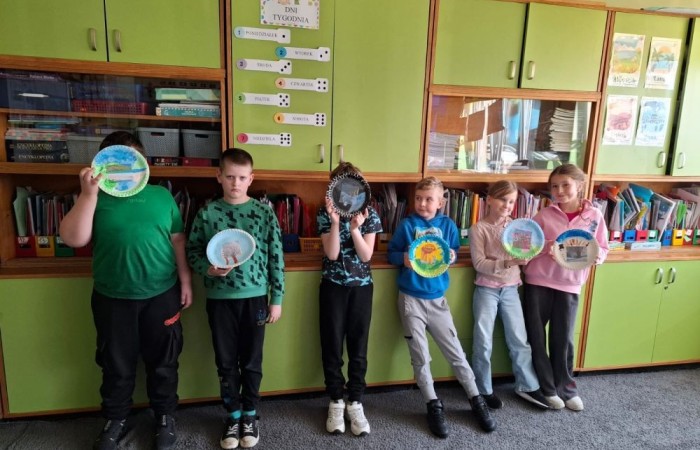 Nasi uczniowie po raz kolejny pokazali, jak ogromny potencjał twórczy w nich drzemie. Tym razem inspirowali się pięknem natury przez cały rok, tworząc niezwykłe prace plastyczne, pełne kolorów i wrażeń. W ramach zajęć „Młody Odkrywca” losowali różne motywy związane z naturą, a następnie rozwijali je malując farbami. Efekty? Przepiękne, pełne życia i wyjątkowe.
Dziękujemy wszystkim uczestnikom zajęć za zaangażowanie i gratulujemy tych niesamowitych dzieł.
