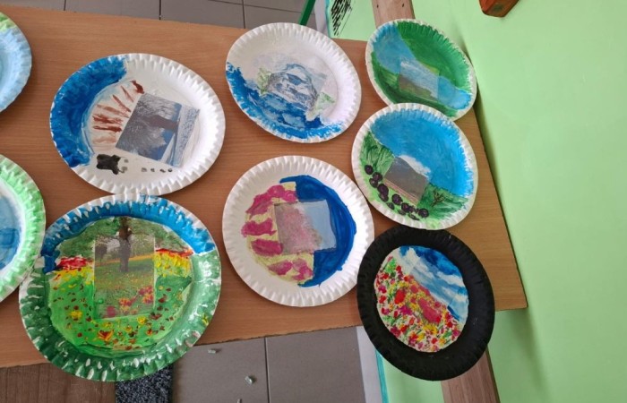 Nasi uczniowie po raz kolejny pokazali, jak ogromny potencjał twórczy w nich drzemie. Tym razem inspirowali się pięknem natury przez cały rok, tworząc niezwykłe prace plastyczne, pełne kolorów i wrażeń. W ramach zajęć „Młody Odkrywca” losowali różne motywy związane z naturą, a następnie rozwijali je malując farbami. Efekty? Przepiękne, pełne życia i wyjątkowe.
Dziękujemy wszystkim uczestnikom zajęć za zaangażowanie i gratulujemy tych niesamowitych dzieł.
