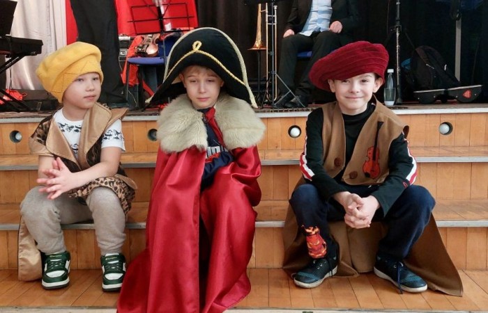 Dziś uczniowie klas młodszych mieli okazję nie tylko posłuchać przepięknych melodii granych na skrzypcach, ale także zgłębić tajniki tego wyjątkowego instrumentu. Dzięki wystąpieniom naszych utalentowanych muzyków, dzieci dowiedziały się, jak powstaje dźwięk, jakie techniki są stosowane podczas gry i co sprawia, że skrzypce są tak niezwykłe. Tradycyjnie, uczniowie mieli także szansę wcielić się w rolę aktorów i wziąć udział w zabawnych scenkach związanych z muzyką i instrumentami. Śmiechu było co niemiara. Jesteśmy dumni z naszych małych artystów, którzy świetnie się bawili, ucząc się w atmosferze muzyki i teatru.