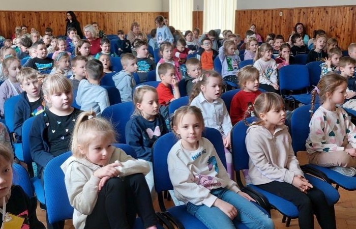 Dziś uczniowie klas młodszych mieli okazję nie tylko posłuchać przepięknych melodii granych na skrzypcach, ale także zgłębić tajniki tego wyjątkowego instrumentu. Dzięki wystąpieniom naszych utalentowanych muzyków, dzieci dowiedziały się, jak powstaje dźwięk, jakie techniki są stosowane podczas gry i co sprawia, że skrzypce są tak niezwykłe. Tradycyjnie, uczniowie mieli także szansę wcielić się w rolę aktorów i wziąć udział w zabawnych scenkach związanych z muzyką i instrumentami. Śmiechu było co niemiara. Jesteśmy dumni z naszych małych artystów, którzy świetnie się bawili, ucząc się w atmosferze muzyki i teatru.