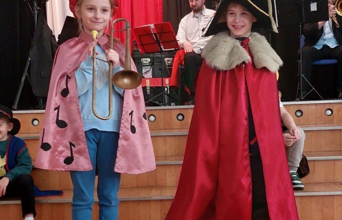 Dziś uczniowie klas młodszych mieli okazję nie tylko posłuchać przepięknych melodii granych na skrzypcach, ale także zgłębić tajniki tego wyjątkowego instrumentu. Dzięki wystąpieniom naszych utalentowanych muzyków, dzieci dowiedziały się, jak powstaje dźwięk, jakie techniki są stosowane podczas gry i co sprawia, że skrzypce są tak niezwykłe. Tradycyjnie, uczniowie mieli także szansę wcielić się w rolę aktorów i wziąć udział w zabawnych scenkach związanych z muzyką i instrumentami. Śmiechu było co niemiara. Jesteśmy dumni z naszych małych artystów, którzy świetnie się bawili, ucząc się w atmosferze muzyki i teatru.