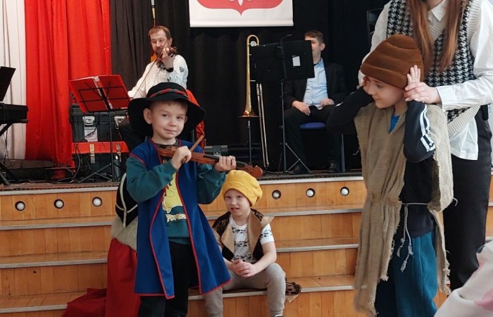 Dziś uczniowie klas młodszych mieli okazję nie tylko posłuchać przepięknych melodii granych na skrzypcach, ale także zgłębić tajniki tego wyjątkowego instrumentu. Dzięki wystąpieniom naszych utalentowanych muzyków, dzieci dowiedziały się, jak powstaje dźwięk, jakie techniki są stosowane podczas gry i co sprawia, że skrzypce są tak niezwykłe. Tradycyjnie, uczniowie mieli także szansę wcielić się w rolę aktorów i wziąć udział w zabawnych scenkach związanych z muzyką i instrumentami. Śmiechu było co niemiara. Jesteśmy dumni z naszych małych artystów, którzy świetnie się bawili, ucząc się w atmosferze muzyki i teatru.