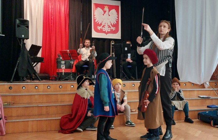Dziś uczniowie klas młodszych mieli okazję nie tylko posłuchać przepięknych melodii granych na skrzypcach, ale także zgłębić tajniki tego wyjątkowego instrumentu. Dzięki wystąpieniom naszych utalentowanych muzyków, dzieci dowiedziały się, jak powstaje dźwięk, jakie techniki są stosowane podczas gry i co sprawia, że skrzypce są tak niezwykłe. Tradycyjnie, uczniowie mieli także szansę wcielić się w rolę aktorów i wziąć udział w zabawnych scenkach związanych z muzyką i instrumentami. Śmiechu było co niemiara. Jesteśmy dumni z naszych małych artystów, którzy świetnie się bawili, ucząc się w atmosferze muzyki i teatru.