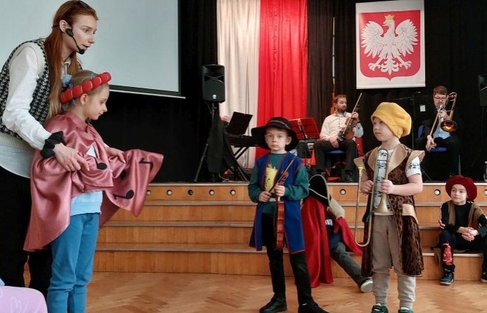 Dziś uczniowie klas młodszych mieli okazję nie tylko posłuchać przepięknych melodii granych na skrzypcach, ale także zgłębić tajniki tego wyjątkowego instrumentu. Dzięki wystąpieniom naszych utalentowanych muzyków, dzieci dowiedziały się, jak powstaje dźwięk, jakie techniki są stosowane podczas gry i co sprawia, że skrzypce są tak niezwykłe. Tradycyjnie, uczniowie mieli także szansę wcielić się w rolę aktorów i wziąć udział w zabawnych scenkach związanych z muzyką i instrumentami. Śmiechu było co niemiara. Jesteśmy dumni z naszych małych artystów, którzy świetnie się bawili, ucząc się w atmosferze muzyki i teatru.