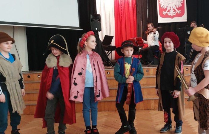 Dziś uczniowie klas młodszych mieli okazję nie tylko posłuchać przepięknych melodii granych na skrzypcach, ale także zgłębić tajniki tego wyjątkowego instrumentu. Dzięki wystąpieniom naszych utalentowanych muzyków, dzieci dowiedziały się, jak powstaje dźwięk, jakie techniki są stosowane podczas gry i co sprawia, że skrzypce są tak niezwykłe. Tradycyjnie, uczniowie mieli także szansę wcielić się w rolę aktorów i wziąć udział w zabawnych scenkach związanych z muzyką i instrumentami. Śmiechu było co niemiara. Jesteśmy dumni z naszych małych artystów, którzy świetnie się bawili, ucząc się w atmosferze muzyki i teatru.