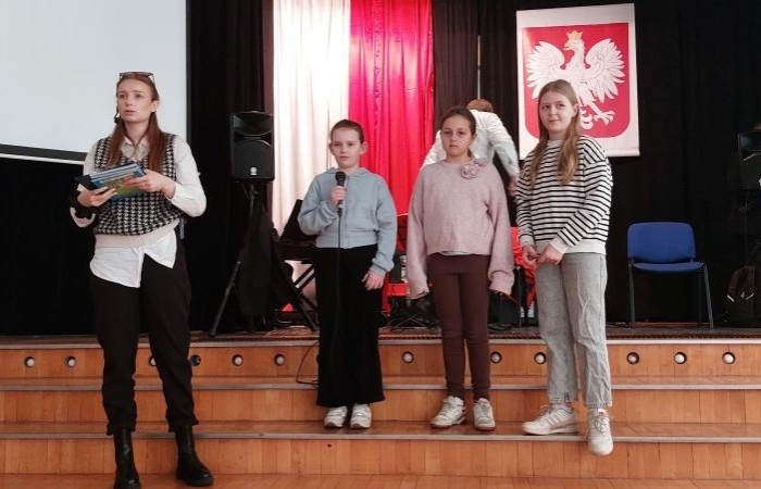 Dziś uczniowie klas młodszych mieli okazję nie tylko posłuchać przepięknych melodii granych na skrzypcach, ale także zgłębić tajniki tego wyjątkowego instrumentu. Dzięki wystąpieniom naszych utalentowanych muzyków, dzieci dowiedziały się, jak powstaje dźwięk, jakie techniki są stosowane podczas gry i co sprawia, że skrzypce są tak niezwykłe. Tradycyjnie, uczniowie mieli także szansę wcielić się w rolę aktorów i wziąć udział w zabawnych scenkach związanych z muzyką i instrumentami. Śmiechu było co niemiara. Jesteśmy dumni z naszych małych artystów, którzy świetnie się bawili, ucząc się w atmosferze muzyki i teatru.