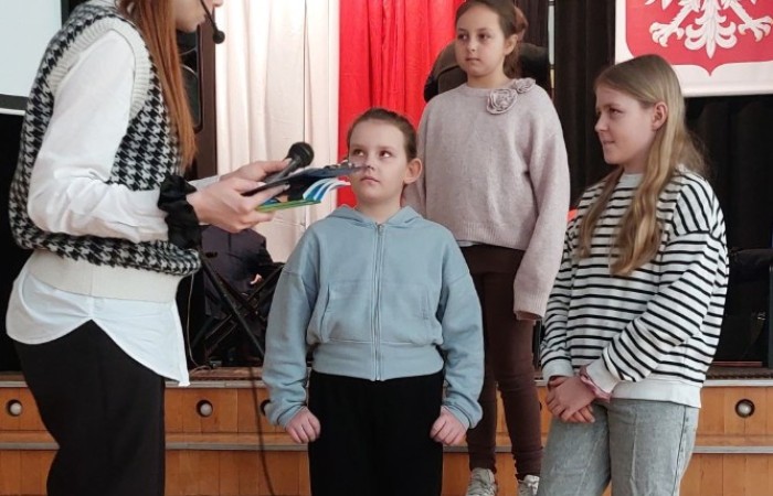 Dziś uczniowie klas młodszych mieli okazję nie tylko posłuchać przepięknych melodii granych na skrzypcach, ale także zgłębić tajniki tego wyjątkowego instrumentu. Dzięki wystąpieniom naszych utalentowanych muzyków, dzieci dowiedziały się, jak powstaje dźwięk, jakie techniki są stosowane podczas gry i co sprawia, że skrzypce są tak niezwykłe. Tradycyjnie, uczniowie mieli także szansę wcielić się w rolę aktorów i wziąć udział w zabawnych scenkach związanych z muzyką i instrumentami. Śmiechu było co niemiara. Jesteśmy dumni z naszych małych artystów, którzy świetnie się bawili, ucząc się w atmosferze muzyki i teatru.