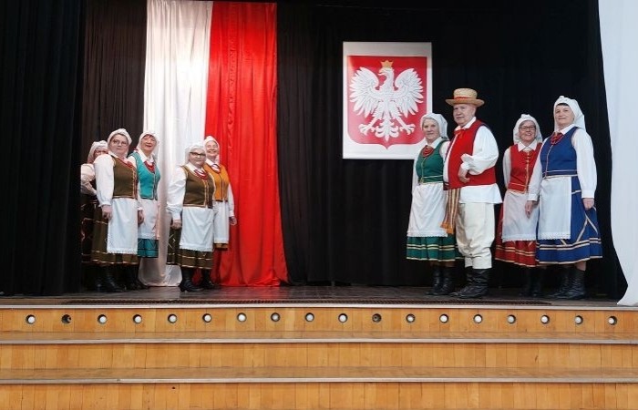 Dziś uczniowie klas 1-3 oraz nasze przedszkolaki miały wyjątkową okazję podziwiać artystyczną prezentację Zespołu Folklorystycznego 