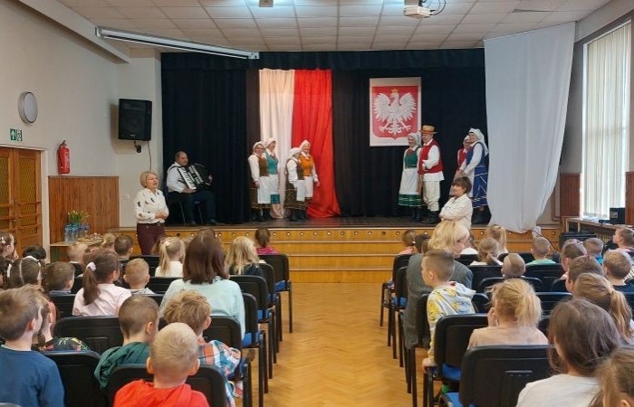 Dziś uczniowie klas 1-3 oraz nasze przedszkolaki miały wyjątkową okazję podziwiać artystyczną prezentację Zespołu Folklorystycznego 