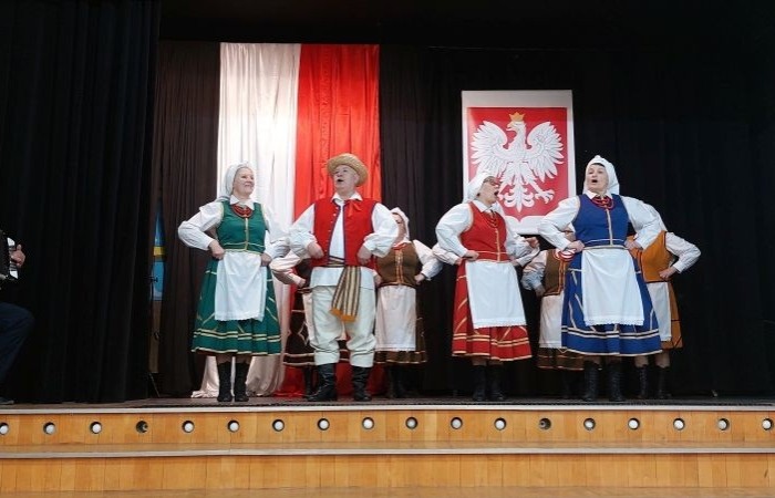 Dziś uczniowie klas 1-3 oraz nasze przedszkolaki miały wyjątkową okazję podziwiać artystyczną prezentację Zespołu Folklorystycznego 