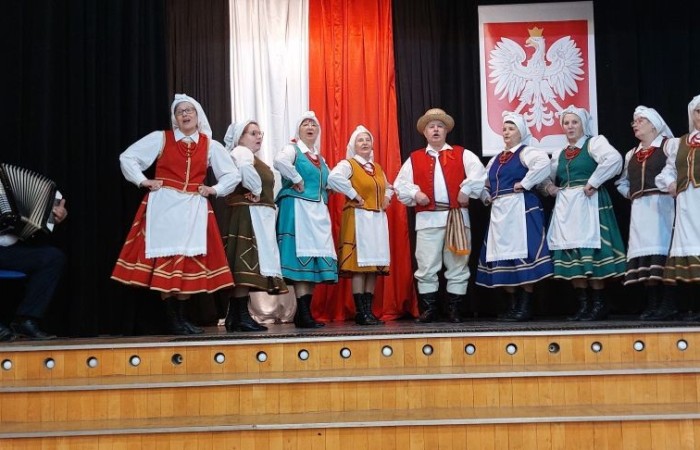 Dziś uczniowie klas 1-3 oraz nasze przedszkolaki miały wyjątkową okazję podziwiać artystyczną prezentację Zespołu Folklorystycznego 