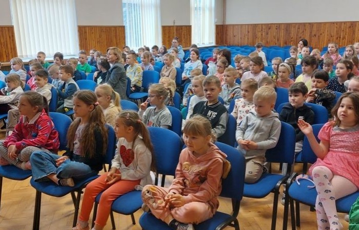 Dziś uczniowie klas 1-3 oraz nasze przedszkolaki miały wyjątkową okazję podziwiać artystyczną prezentację Zespołu Folklorystycznego 