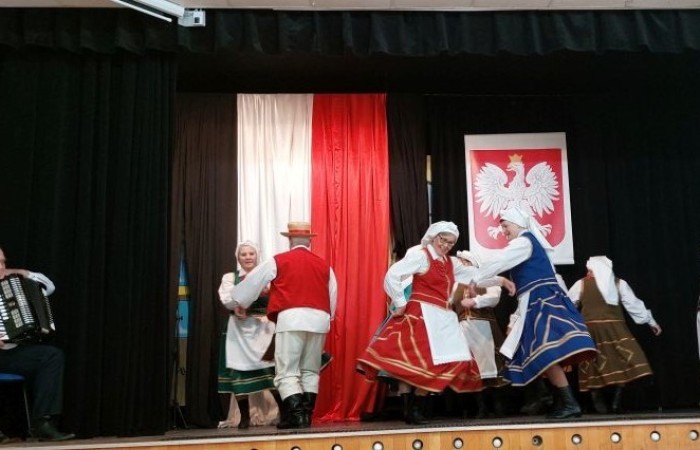 Dziś uczniowie klas 1-3 oraz nasze przedszkolaki miały wyjątkową okazję podziwiać artystyczną prezentację Zespołu Folklorystycznego 