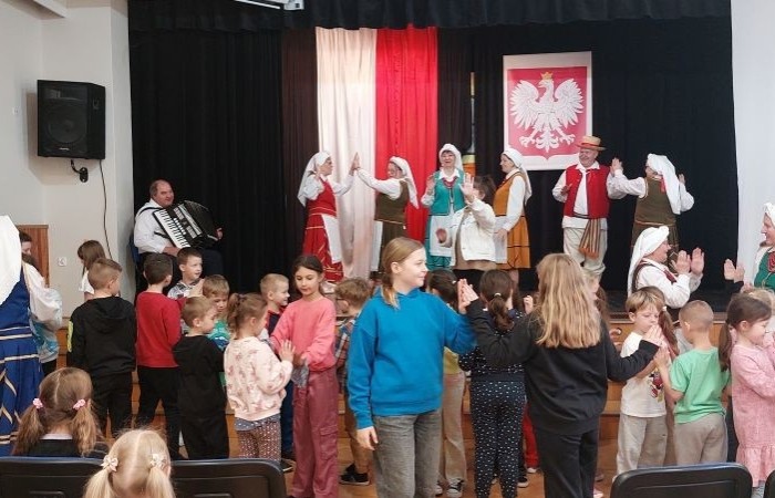 Dziś uczniowie klas 1-3 oraz nasze przedszkolaki miały wyjątkową okazję podziwiać artystyczną prezentację Zespołu Folklorystycznego 