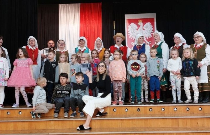Dziś uczniowie klas 1-3 oraz nasze przedszkolaki miały wyjątkową okazję podziwiać artystyczną prezentację Zespołu Folklorystycznego 