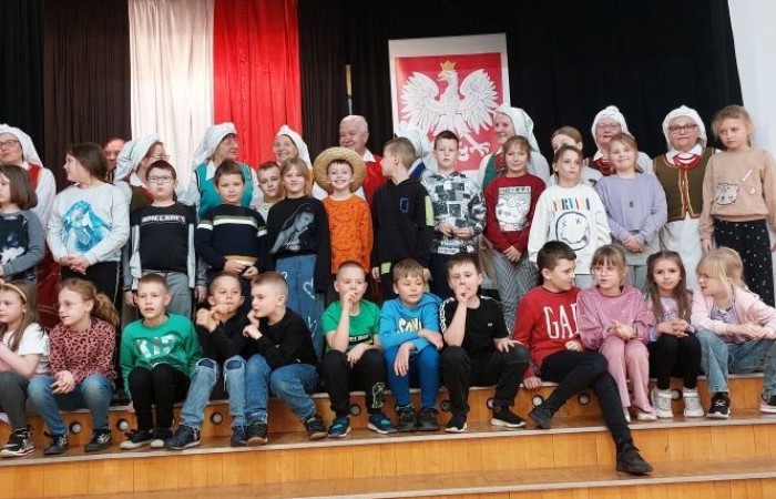 Dziś uczniowie klas 1-3 oraz nasze przedszkolaki miały wyjątkową okazję podziwiać artystyczną prezentację Zespołu Folklorystycznego 