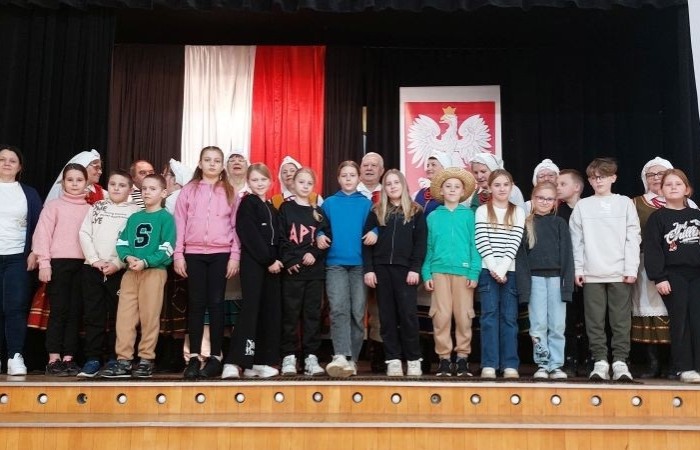 Dziś uczniowie klas 1-3 oraz nasze przedszkolaki miały wyjątkową okazję podziwiać artystyczną prezentację Zespołu Folklorystycznego 