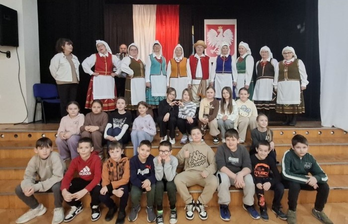 Dziś uczniowie klas 1-3 oraz nasze przedszkolaki miały wyjątkową okazję podziwiać artystyczną prezentację Zespołu Folklorystycznego 