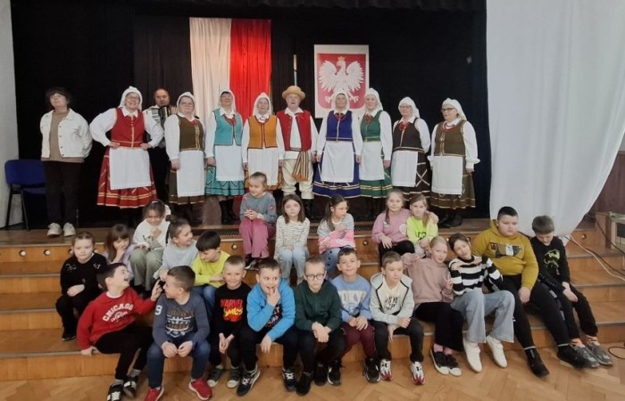 Dziś uczniowie klas 1-3 oraz nasze przedszkolaki miały wyjątkową okazję podziwiać artystyczną prezentację Zespołu Folklorystycznego 