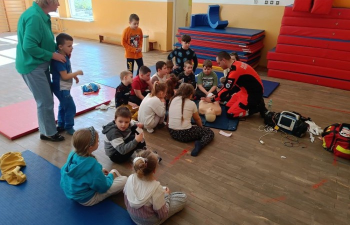 W miniony piątek uczniowie klasy pierwszej mieli wyjątkową okazję uczestniczyć w spotkaniu z ratownikiem medycznym, Panem Pawłem Ostrowskim. Podczas spotkania dzieci miały szansę poznać zasady udzielania pierwszej pomocy i, co najważniejsze, spróbować swoich sił w praktycznych ćwiczeniach. Pod czujnym okiem Pana Pawła maluchy nauczyły się, jak reagować w sytuacjach zagrożenia życia, ćwiczyły resuscytację krążeniowo-oddechową i dowiedziały się, jak ważna jest szybka i odpowiednia pomoc w nagłych wypadkach. To była nie tylko cenna lekcja, ale i świetna zabawa.
Bardzo dziękujemy Panu Pawłowi za poświęcony czas i cierpliwość w nauczaniu naszych pierwszoklasistów.