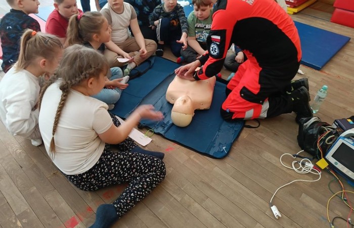 W miniony piątek uczniowie klasy pierwszej mieli wyjątkową okazję uczestniczyć w spotkaniu z ratownikiem medycznym, Panem Pawłem Ostrowskim. Podczas spotkania dzieci miały szansę poznać zasady udzielania pierwszej pomocy i, co najważniejsze, spróbować swoich sił w praktycznych ćwiczeniach. Pod czujnym okiem Pana Pawła maluchy nauczyły się, jak reagować w sytuacjach zagrożenia życia, ćwiczyły resuscytację krążeniowo-oddechową i dowiedziały się, jak ważna jest szybka i odpowiednia pomoc w nagłych wypadkach. To była nie tylko cenna lekcja, ale i świetna zabawa.
Bardzo dziękujemy Panu Pawłowi za poświęcony czas i cierpliwość w nauczaniu naszych pierwszoklasistów.