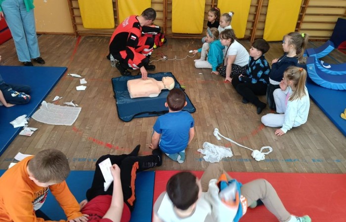 W miniony piątek uczniowie klasy pierwszej mieli wyjątkową okazję uczestniczyć w spotkaniu z ratownikiem medycznym, Panem Pawłem Ostrowskim. Podczas spotkania dzieci miały szansę poznać zasady udzielania pierwszej pomocy i, co najważniejsze, spróbować swoich sił w praktycznych ćwiczeniach. Pod czujnym okiem Pana Pawła maluchy nauczyły się, jak reagować w sytuacjach zagrożenia życia, ćwiczyły resuscytację krążeniowo-oddechową i dowiedziały się, jak ważna jest szybka i odpowiednia pomoc w nagłych wypadkach. To była nie tylko cenna lekcja, ale i świetna zabawa.
Bardzo dziękujemy Panu Pawłowi za poświęcony czas i cierpliwość w nauczaniu naszych pierwszoklasistów.