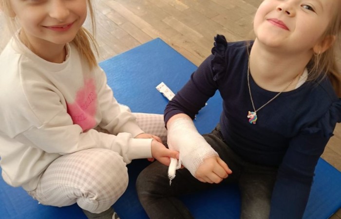 W miniony piątek uczniowie klasy pierwszej mieli wyjątkową okazję uczestniczyć w spotkaniu z ratownikiem medycznym, Panem Pawłem Ostrowskim. Podczas spotkania dzieci miały szansę poznać zasady udzielania pierwszej pomocy i, co najważniejsze, spróbować swoich sił w praktycznych ćwiczeniach. Pod czujnym okiem Pana Pawła maluchy nauczyły się, jak reagować w sytuacjach zagrożenia życia, ćwiczyły resuscytację krążeniowo-oddechową i dowiedziały się, jak ważna jest szybka i odpowiednia pomoc w nagłych wypadkach. To była nie tylko cenna lekcja, ale i świetna zabawa.
Bardzo dziękujemy Panu Pawłowi za poświęcony czas i cierpliwość w nauczaniu naszych pierwszoklasistów.