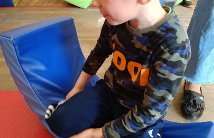 W miniony piątek uczniowie klasy pierwszej mieli wyjątkową okazję uczestniczyć w spotkaniu z ratownikiem medycznym, Panem Pawłem Ostrowskim. Podczas spotkania dzieci miały szansę poznać zasady udzielania pierwszej pomocy i, co najważniejsze, spróbować swoich sił w praktycznych ćwiczeniach. Pod czujnym okiem Pana Pawła maluchy nauczyły się, jak reagować w sytuacjach zagrożenia życia, ćwiczyły resuscytację krążeniowo-oddechową i dowiedziały się, jak ważna jest szybka i odpowiednia pomoc w nagłych wypadkach. To była nie tylko cenna lekcja, ale i świetna zabawa.
Bardzo dziękujemy Panu Pawłowi za poświęcony czas i cierpliwość w nauczaniu naszych pierwszoklasistów.