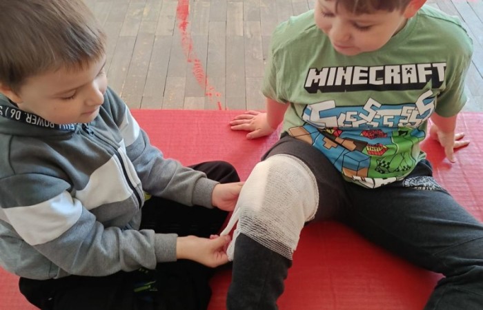 W miniony piątek uczniowie klasy pierwszej mieli wyjątkową okazję uczestniczyć w spotkaniu z ratownikiem medycznym, Panem Pawłem Ostrowskim. Podczas spotkania dzieci miały szansę poznać zasady udzielania pierwszej pomocy i, co najważniejsze, spróbować swoich sił w praktycznych ćwiczeniach. Pod czujnym okiem Pana Pawła maluchy nauczyły się, jak reagować w sytuacjach zagrożenia życia, ćwiczyły resuscytację krążeniowo-oddechową i dowiedziały się, jak ważna jest szybka i odpowiednia pomoc w nagłych wypadkach. To była nie tylko cenna lekcja, ale i świetna zabawa.
Bardzo dziękujemy Panu Pawłowi za poświęcony czas i cierpliwość w nauczaniu naszych pierwszoklasistów.