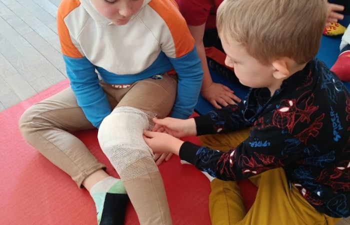 W miniony piątek uczniowie klasy pierwszej mieli wyjątkową okazję uczestniczyć w spotkaniu z ratownikiem medycznym, Panem Pawłem Ostrowskim. Podczas spotkania dzieci miały szansę poznać zasady udzielania pierwszej pomocy i, co najważniejsze, spróbować swoich sił w praktycznych ćwiczeniach. Pod czujnym okiem Pana Pawła maluchy nauczyły się, jak reagować w sytuacjach zagrożenia życia, ćwiczyły resuscytację krążeniowo-oddechową i dowiedziały się, jak ważna jest szybka i odpowiednia pomoc w nagłych wypadkach. To była nie tylko cenna lekcja, ale i świetna zabawa.
Bardzo dziękujemy Panu Pawłowi za poświęcony czas i cierpliwość w nauczaniu naszych pierwszoklasistów.