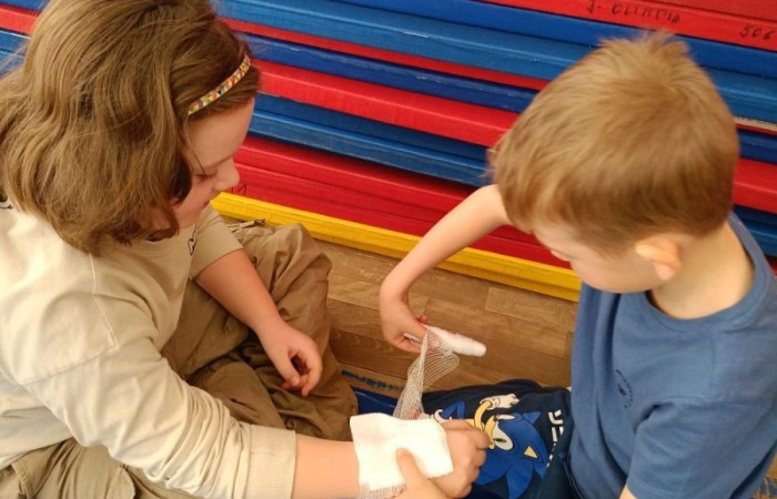 W miniony piątek uczniowie klasy pierwszej mieli wyjątkową okazję uczestniczyć w spotkaniu z ratownikiem medycznym, Panem Pawłem Ostrowskim. Podczas spotkania dzieci miały szansę poznać zasady udzielania pierwszej pomocy i, co najważniejsze, spróbować swoich sił w praktycznych ćwiczeniach. Pod czujnym okiem Pana Pawła maluchy nauczyły się, jak reagować w sytuacjach zagrożenia życia, ćwiczyły resuscytację krążeniowo-oddechową i dowiedziały się, jak ważna jest szybka i odpowiednia pomoc w nagłych wypadkach. To była nie tylko cenna lekcja, ale i świetna zabawa.
Bardzo dziękujemy Panu Pawłowi za poświęcony czas i cierpliwość w nauczaniu naszych pierwszoklasistów.