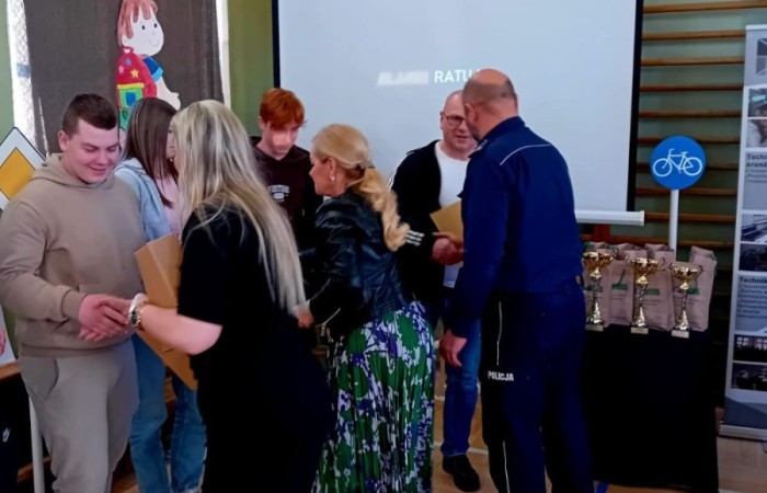 Bezpieczeństwo w ruchu drogowym jest jednym z najważniejszych aspektów życia codziennego, mającym bezpośredni wpływ na zdrowie i życie ludzi. W celu podnoszenia świadomości na temat zasad bezpieczeństwa i promowania wiedzy oraz odpowiedzialnych postaw wśród uczniów został zorganizowany międzyszkolny turniej wiedzy 